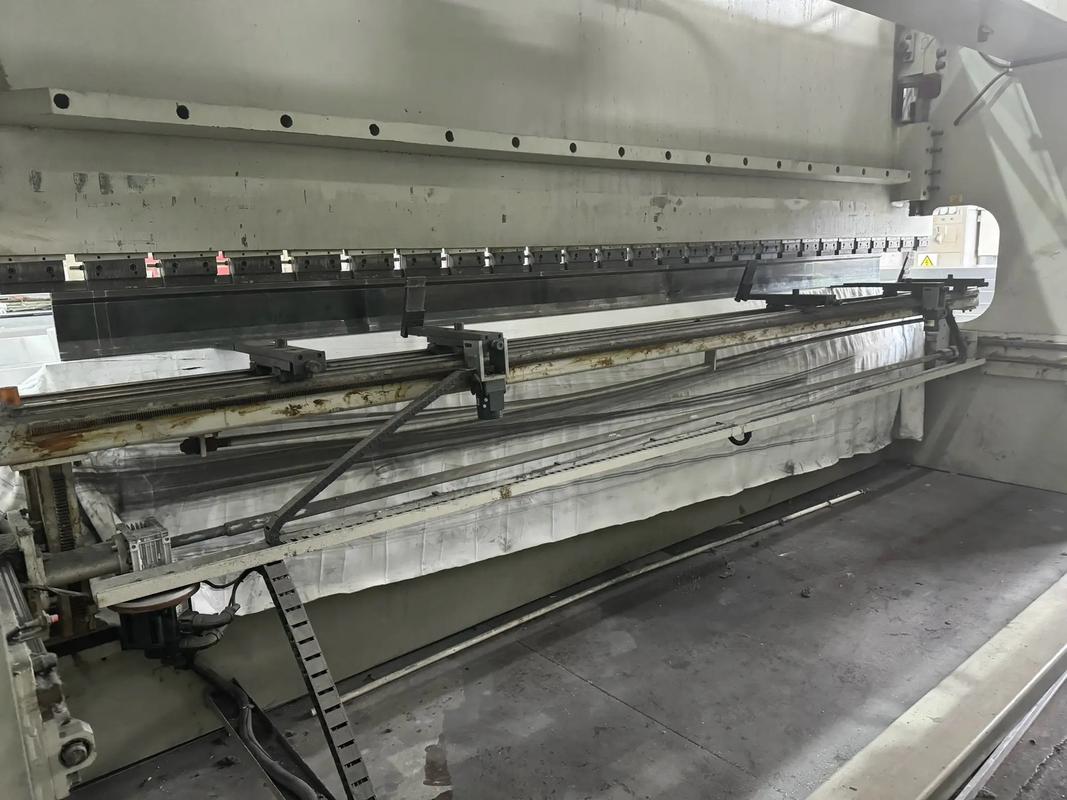 鋁單板與木質家具制造設備升級 6米與4米固肯數控折彎機、雕刻機及剪板機應用解析